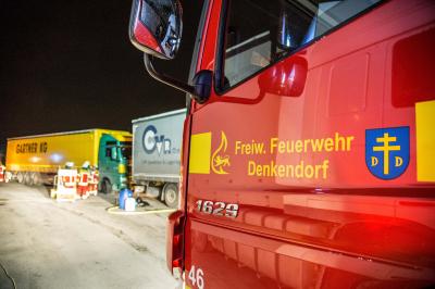 Denkendorf: Sattelzug streift Stein und verliert mehrere Liter Diesel auf Rasthof der A8